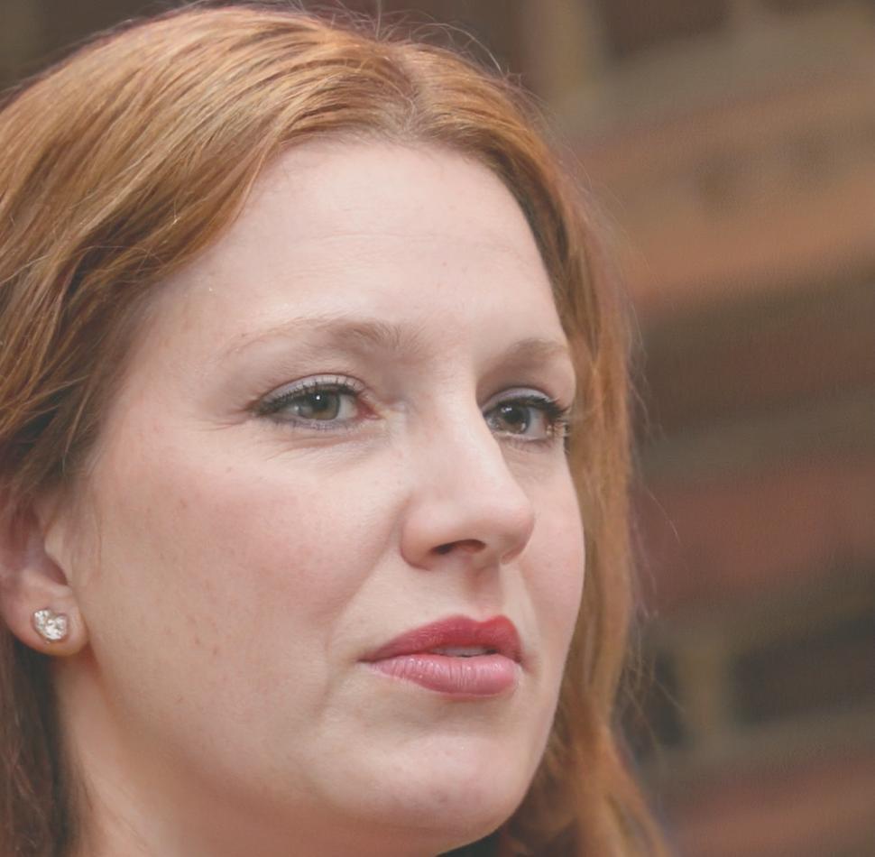 Portrait de Marlène Dubois, experte en optimisation financière sectorielle